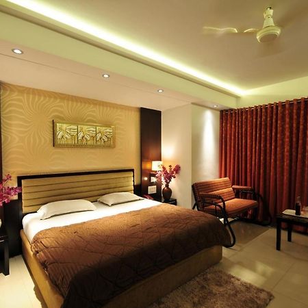 Hotel Surabhi Regency Ānand 外观 照片