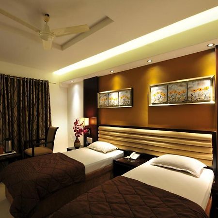 Hotel Surabhi Regency Ānand 外观 照片