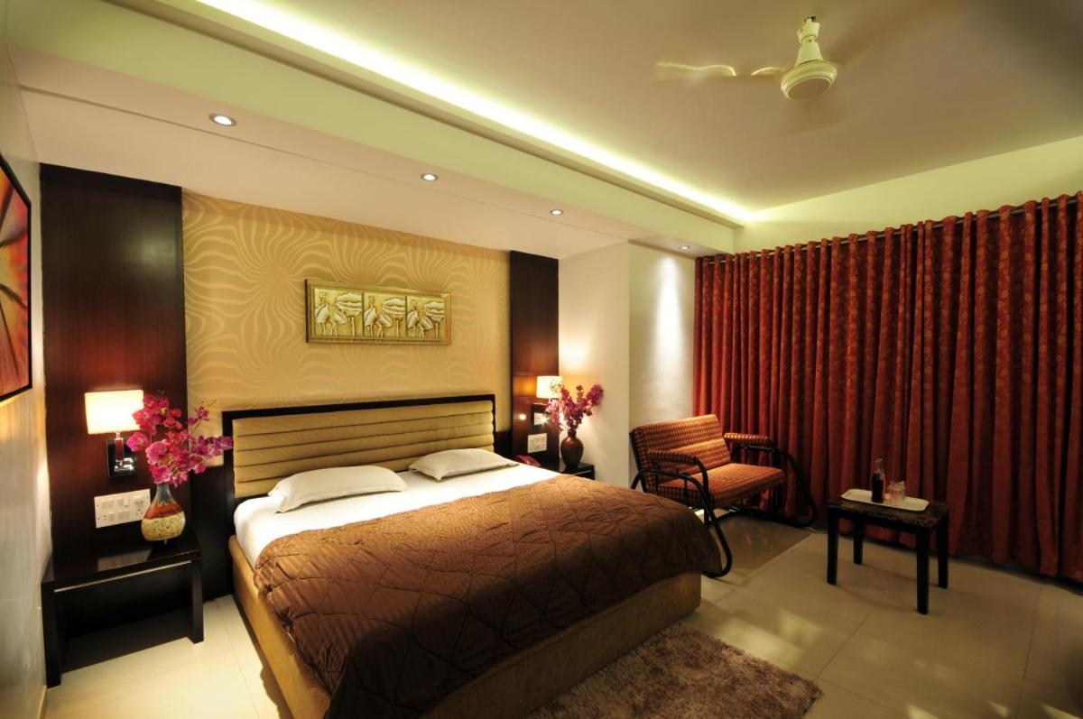 Hotel Surabhi Regency Ānand 外观 照片