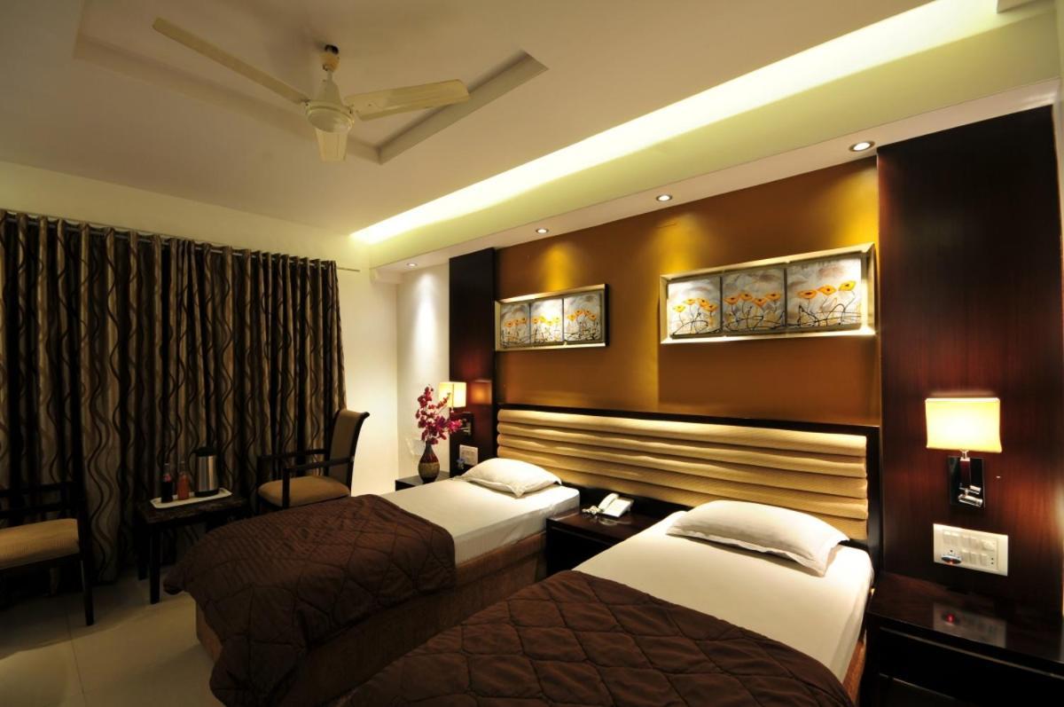 Hotel Surabhi Regency Ānand 外观 照片