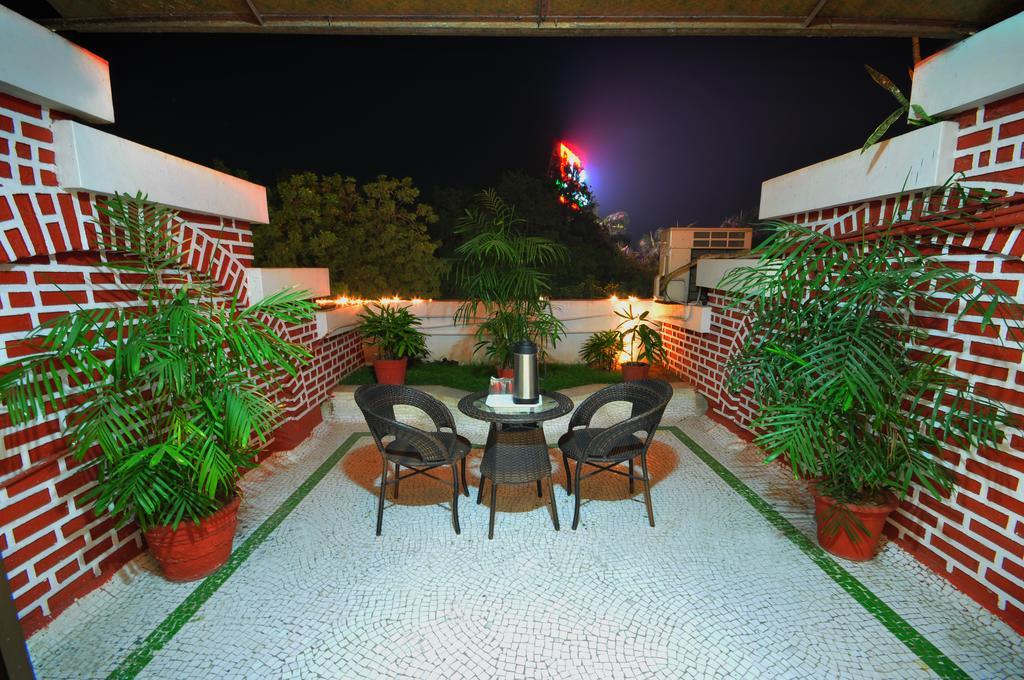 Hotel Surabhi Regency Ānand 外观 照片