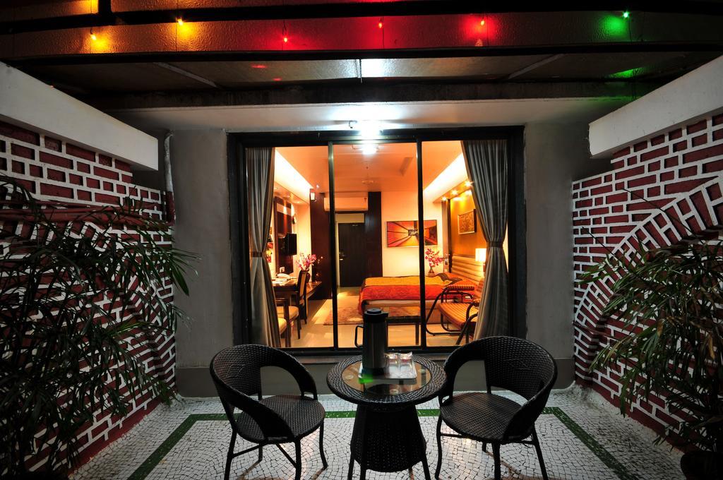 Hotel Surabhi Regency Ānand 外观 照片
