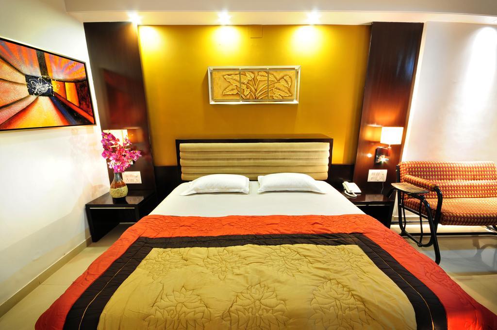 Hotel Surabhi Regency Ānand 外观 照片