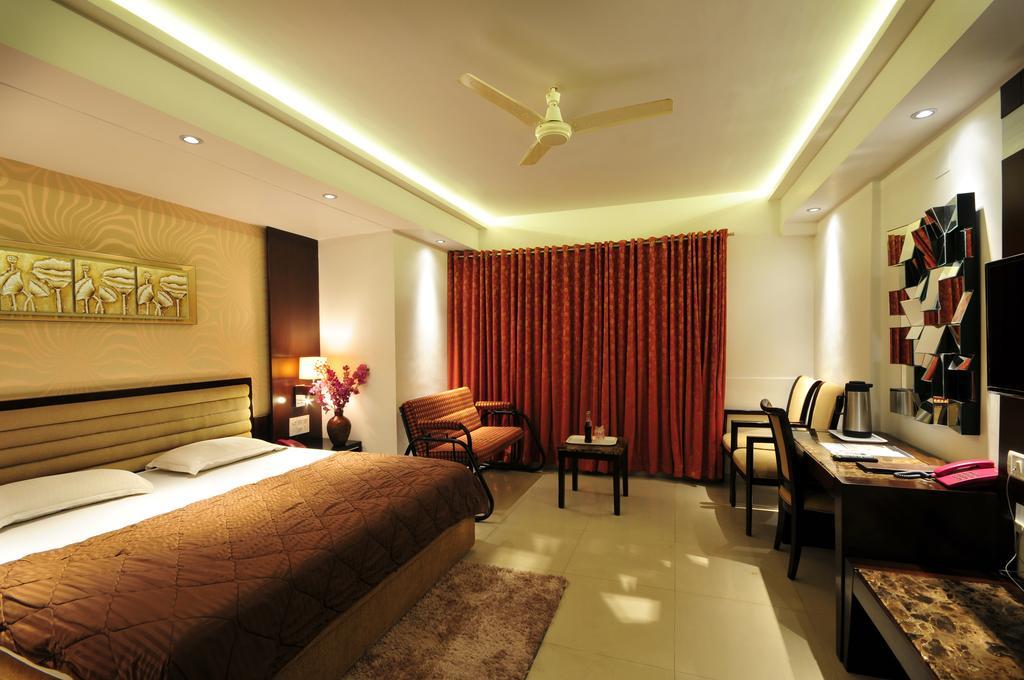Hotel Surabhi Regency Ānand 外观 照片