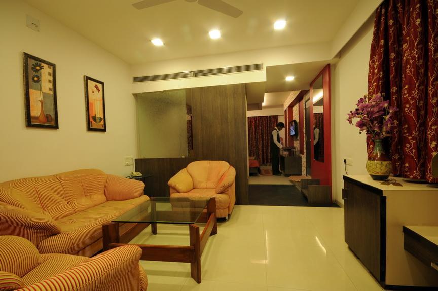 Hotel Surabhi Regency Ānand 外观 照片