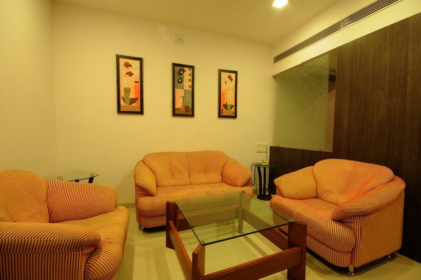 Hotel Surabhi Regency Ānand 外观 照片