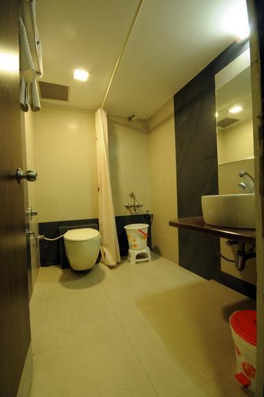 Hotel Surabhi Regency Ānand 外观 照片