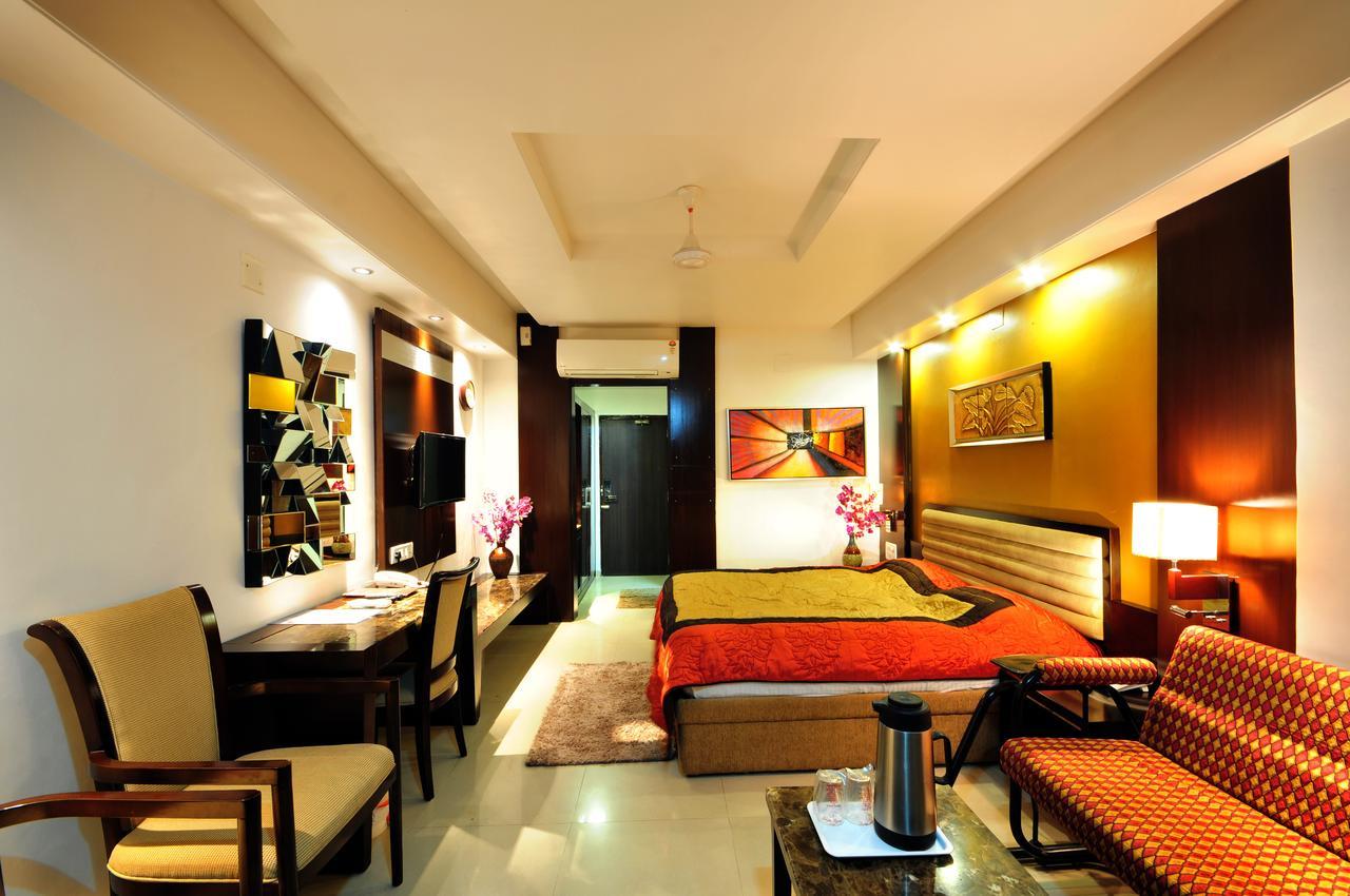 Hotel Surabhi Regency Ānand 外观 照片