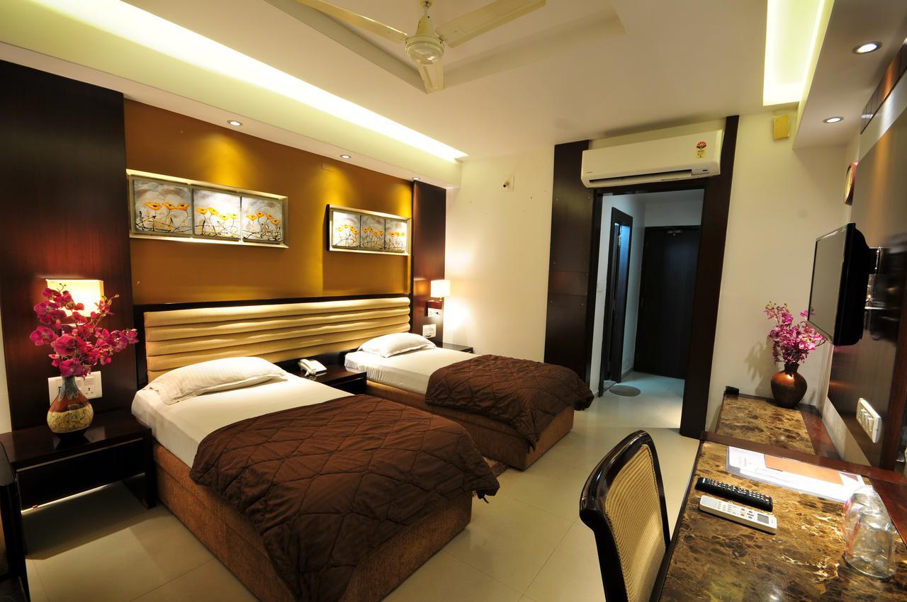 Hotel Surabhi Regency Ānand 外观 照片