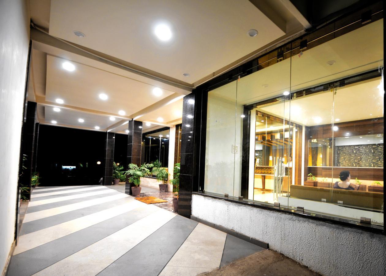 Hotel Surabhi Regency Ānand 外观 照片